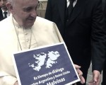 El Papa posó con un cartel a favor del diálogo en Malvinas.