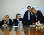 La ministra de Infraestructura provincial, Cristina Álvarez Rodríguez junto a los intendentes en la firma de la licitación.