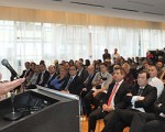Néstor Kirchner ante el auditorio de la New School University.