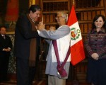 Yunus fue condecorado por el Presidente de la República. Alan García Pérez, con la Orden El Sol del Perú en el Grado de Gran Cruz.