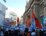 Los manifestantes colmaron la plaza Lavalle y alrededores exigiendo la aplicación de la nueva ley de Servicios Audiovisuales.