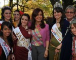 La presidenta con las princesas de la Fiesta Nacional del Inmigrante de Oberá.