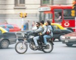 Los viajantes en moto deberá usar chaleco identificatorio y la prohibición de llevar acompañante en el microcentro en horario bancario.