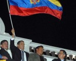 Banderas de mi corazón.  Correa, saluda desde el balcón presidencial llamó a resolver con diálogo cualquier diferencia.