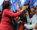 Cristina Fernández saludando a los vecinos de José C. Paz luego de la inauguración de las obras.