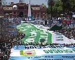 Columnas del Sindicato de Camioneros, de la UOCRA, de UPCN, de la UTA y agrupaciones políticas como el Movimiento Evita y La Cámpora comenzaron a colmar la Plaza de Mayo.
