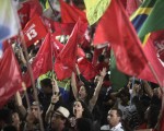 Los seguidores de Dilma Rousseff celebran la victoria en las calles de Rio de Janeiro.
