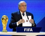 Blatter muestra el sobre que declara ganador de la votación a Rusia.