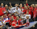 Todos pelados festejan con la ensaladera, Serbia campeón por primera vez.