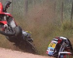 Cyril Esquirol cae violentamente de su moto tras ingresar pasado a una curva.