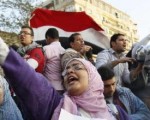 La sede de la Dirección Central del Fisco de Egipto fue incendiada esta noche por grupos de manifestantes.