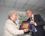 El Ing. Del Gener entregó una plaqueta a la Presidenta de Abuelas de Plaza de Mayo.