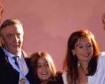 El saludo de Néstor Kirchner junto a Cristina Fernández y su pequeña hija, Florencia.
