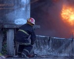 Un bombero en plena acción tratando de extinguir las llamas.