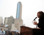 La mandataria encabezó el acto oficial en Rosario, junto al gobernador Binner.