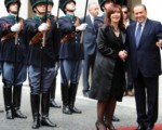 La Presidenta en Italia junto a Berlusconi.