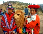 Dos niños de comunidades nativas en el norte argentino.