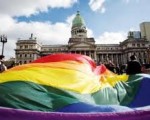 La bandera del orgullo Gay frente al Congreso.