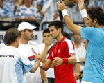 Dek Potro aplaude a Djokovic, quien felicita a Vázquez. FOTO: Reuter