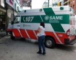 Una ambulancia chocó contra un comercio.