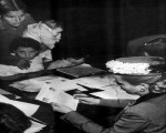 Eva Perón revisando la documentación de una mujer.