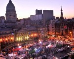 Una multitud celebró anoche, frente al Congreso Nacional, el traspaso del 51% de YPF a manos del Gobierno argentino.