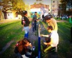 Vecinos y militantes pintando los juegos de la plaza.
