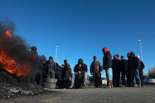 La agrupación de trabajadores mantiene bloqueados los accesos al Cerro Dragón, en la ruta nacional 3 y la provincial 26.