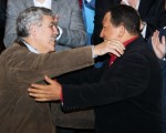 Abrazo. Chávez celebró la relación bilateral entre ambos países.