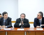 Los doctores Pablo Parenti y Jorge Auat, y el diputado Remo Carlotto en la reunión de la comisión de DD.HH.