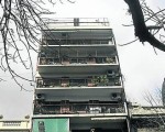 Un hombre de 32 años perdió la vida luego de caer desde un quinto piso a un patio interno de este edificio.