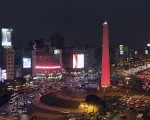 El mítico monumento que identifica a Buenos Aires quedó esta noche iluminado de rojo, con sonidos que reproducen los latidos del corazón.
