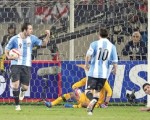 Higuaín no perdonó y Argentina logró igualar en Lima. Foto: Reuters.