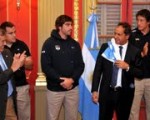 El gobernador junto los integrantes del seleccionado de rugby argentino.