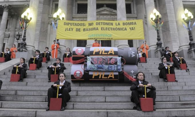 Desplegaron una bandera con la leyenda "Diputados, no detonen la bomba. Ley de Basura Electrónica ya".