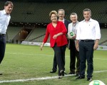 Ayer, la presidenta de Brasil, Dilma Rousseff, inauguró junto con otras autoridades el primer estadio que será sede de la Copa de las Confederaciones y el Mundial 2014.