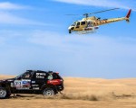 El mendocino se impuso en la décima etapa del Dakar 2013 y escribió su nombre en el deporte motor como el primero en lograrlo.