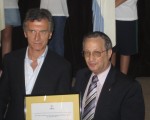 Macri junto al titular de la AMIA, Guillermo Borger.