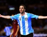 Gonzalo Higuaín, a los 28 del primer tiempo y a los 13m. del segundo, y Messi, a los 44m. de la primera parte, de tiro penal, marcaron los goles de Argentina.