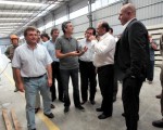 El Ministro Randazzo recorrió una fábrica de durmientes para trenes en Mar del Plata.