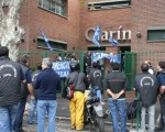 La Asamblea de hoy de los trabajadores de Cúspide se realizó en las instalaciones que el Grupo Clarín tiene en el barrio porteño de Barracas, luego de conocerse el despido de una trabajadora.