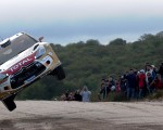 El francés, que corrió por última vez en tierras cordobesas, se impuso en el Rally de Argentina por sobre el VW de Ogier.