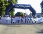 Alrededor de 300 atletas participaron corriendo o caminando en memoria del atleta desaparecido durante la última dictadura militar, Miguel Benancio Sánchez. Foto: lv16