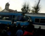 El accidente entre ambos trenes dejó personas atrapadas.