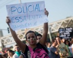 En la noche del jueves se intensificaron las protestas en varias ciudades brasileñas y se registraron incidentes con un muerto y heridos.