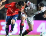 Colón e Independiente empataron anoche 1 a 1, en Santa Fe, en el partido que marcó la despedida de primera división del equipo de Avellaneda.