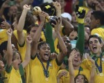 Brasil, el equipo organizador que vivió días de furia en torno a la Copa Confederaciones, se consagró campeón ayer tras vencer por 3 a 0 a España, con dos goles de Fred y uno de Neymar.