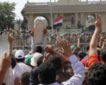 La Hermandad Musulmana, grupo al que pertenecía Mursi, condenó el golpe y salió a las calles para pedir su restitución.