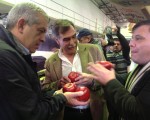 Julián Domínguez y el intendente de Centenario, Javier Bertoldi junto a productores de manzana en Nequén.
