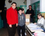 El intendente Gutiérrez fue a votar acompañado de su hijo.